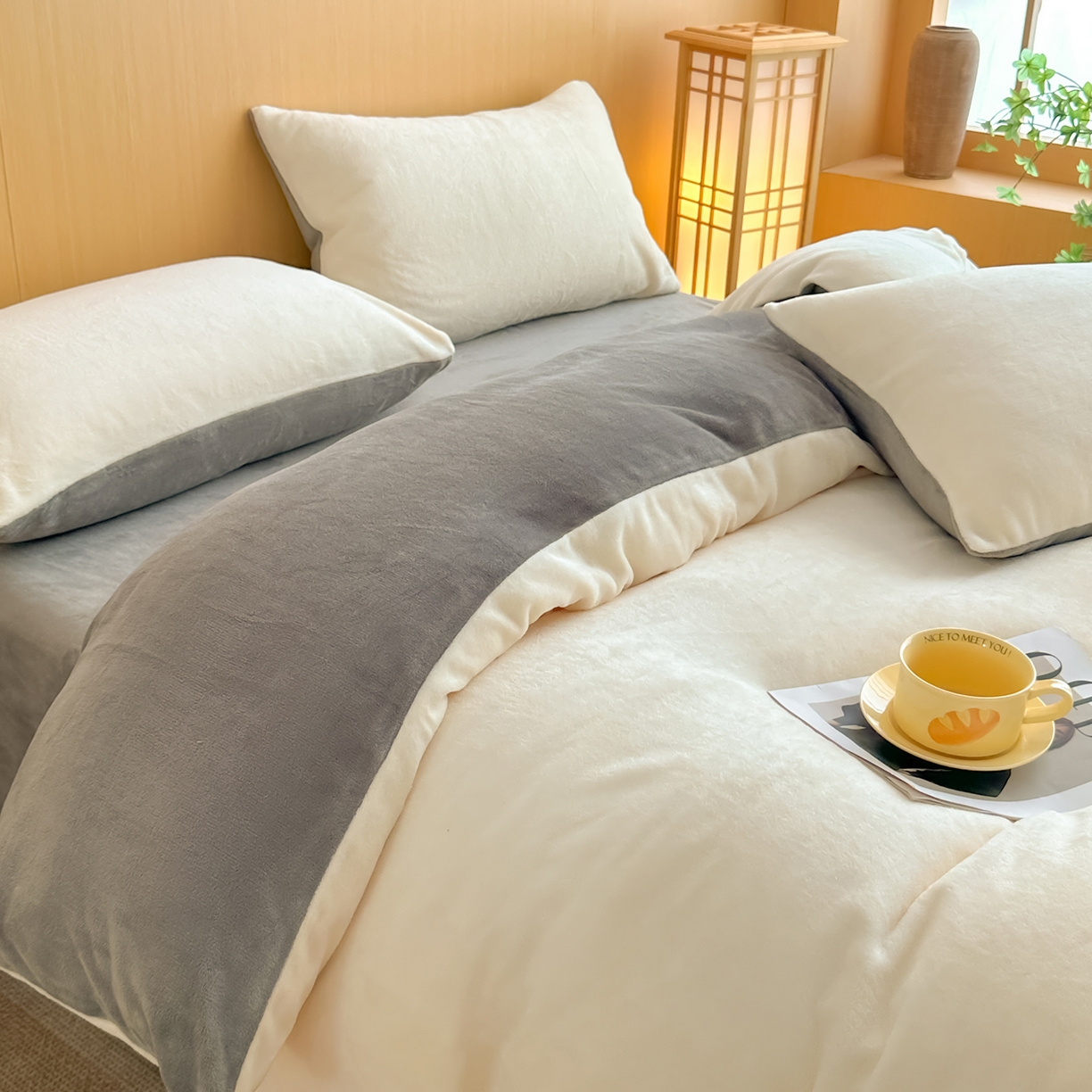 91家纺网 家纺一手货源 找家纺 小懒猪 2025新款220克A类牛奶绒纯色双拼四件套（提供买家秀） 奶白钛灰