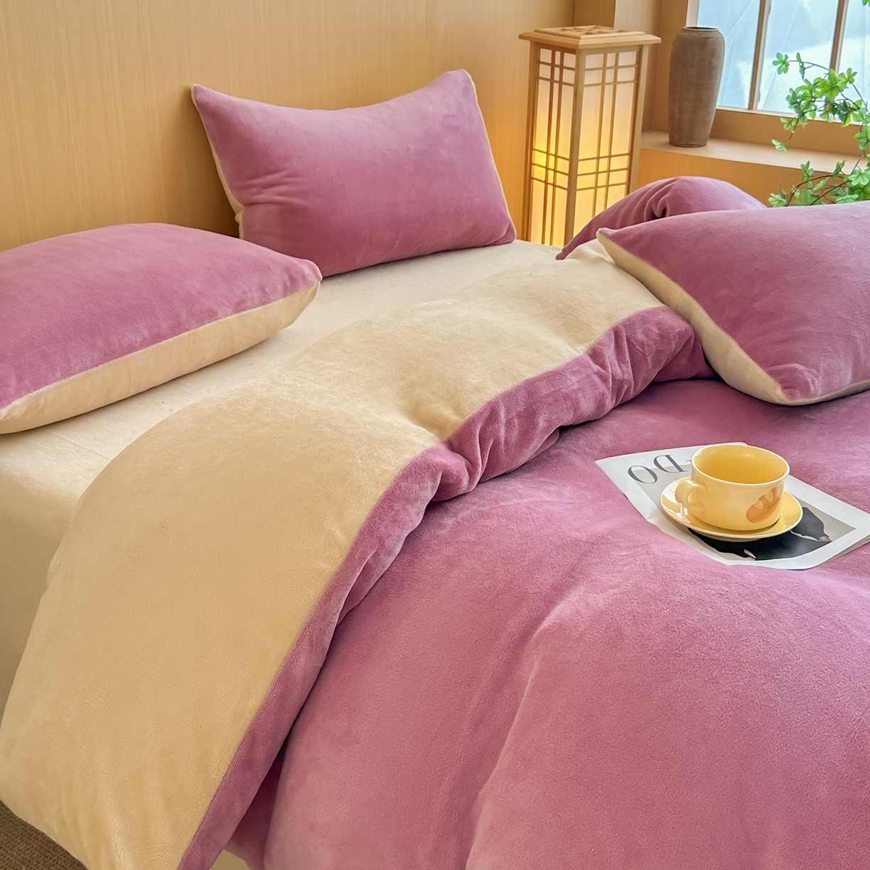 91家纺网 家纺一手货源 找家纺 小懒猪 2025新款220克A类牛奶绒纯色双拼四件套（提供买家秀） 紫粉咖