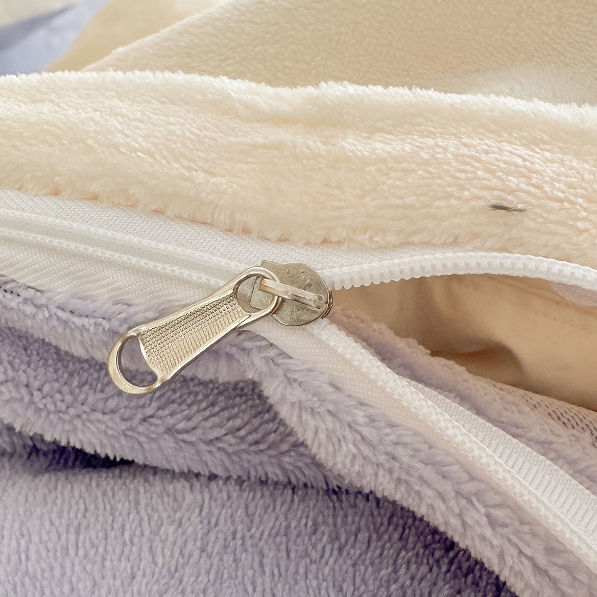 91家纺网 家纺一手货源 找家纺 小懒猪 2025新款220克A类牛奶绒纯色双拼四件套（提供买家秀） 奶白紫