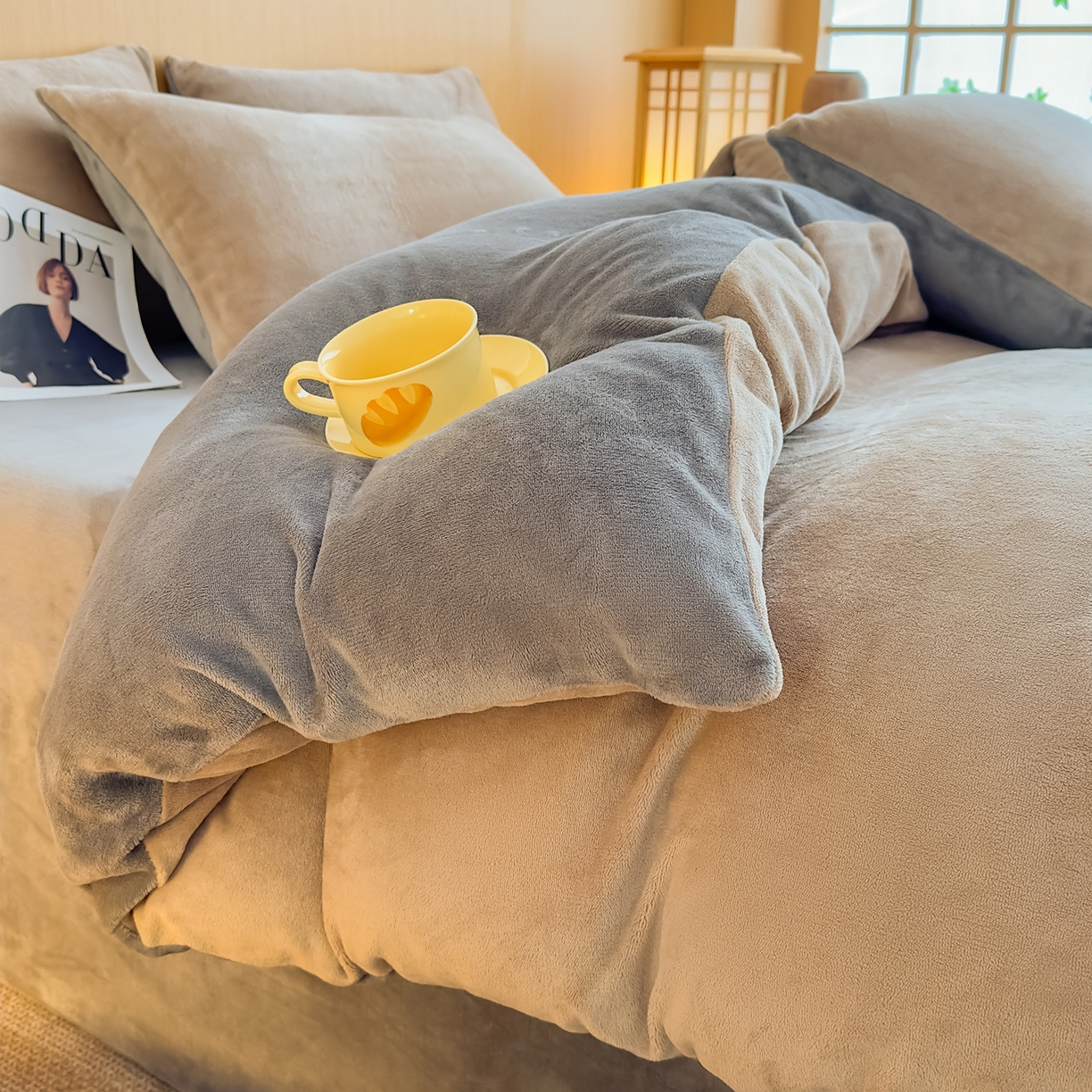 91家纺网 家纺一手货源 找家纺 小懒猪 2025新款220克A类牛奶绒纯色双拼四件套（提供买家秀） 咖钛灰