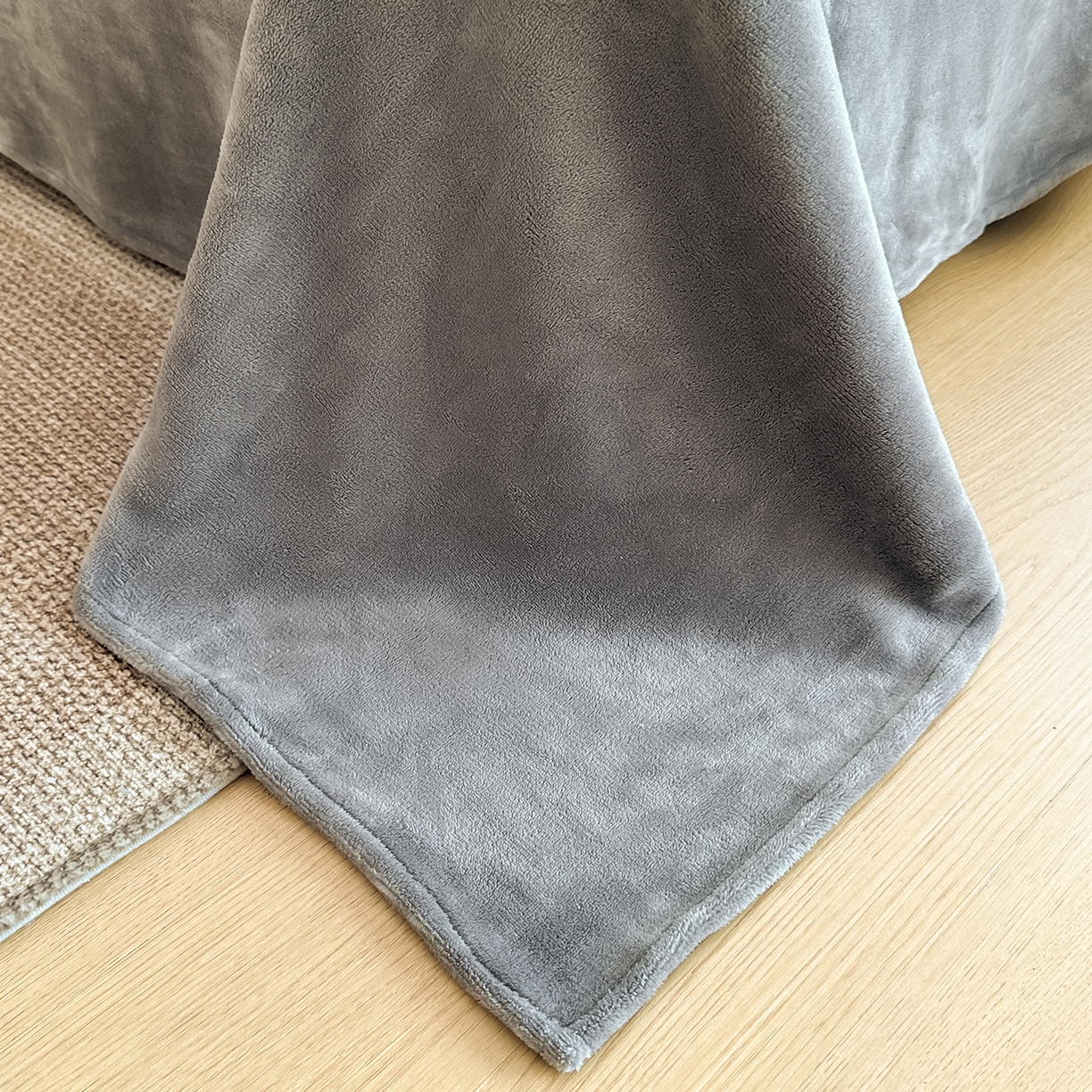 91家纺网 家纺一手货源 找家纺 小懒猪 2025新款220克A类牛奶绒纯色双拼四件套（提供买家秀） 奶白钛灰