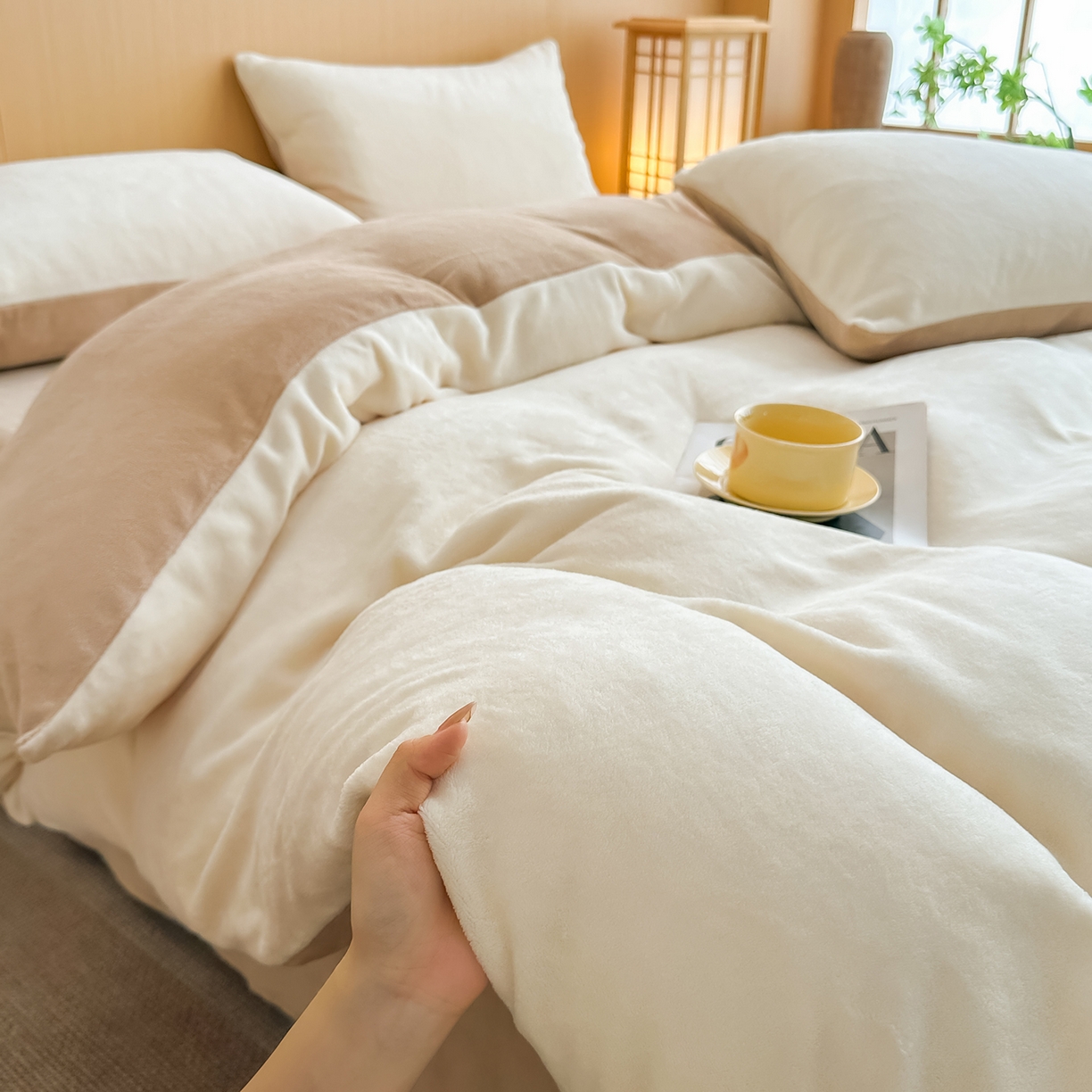 91家纺网 家纺一手货源 找家纺 小懒猪 2025新款220克A类牛奶绒纯色双拼四件套（提供买家秀） 奶白咖