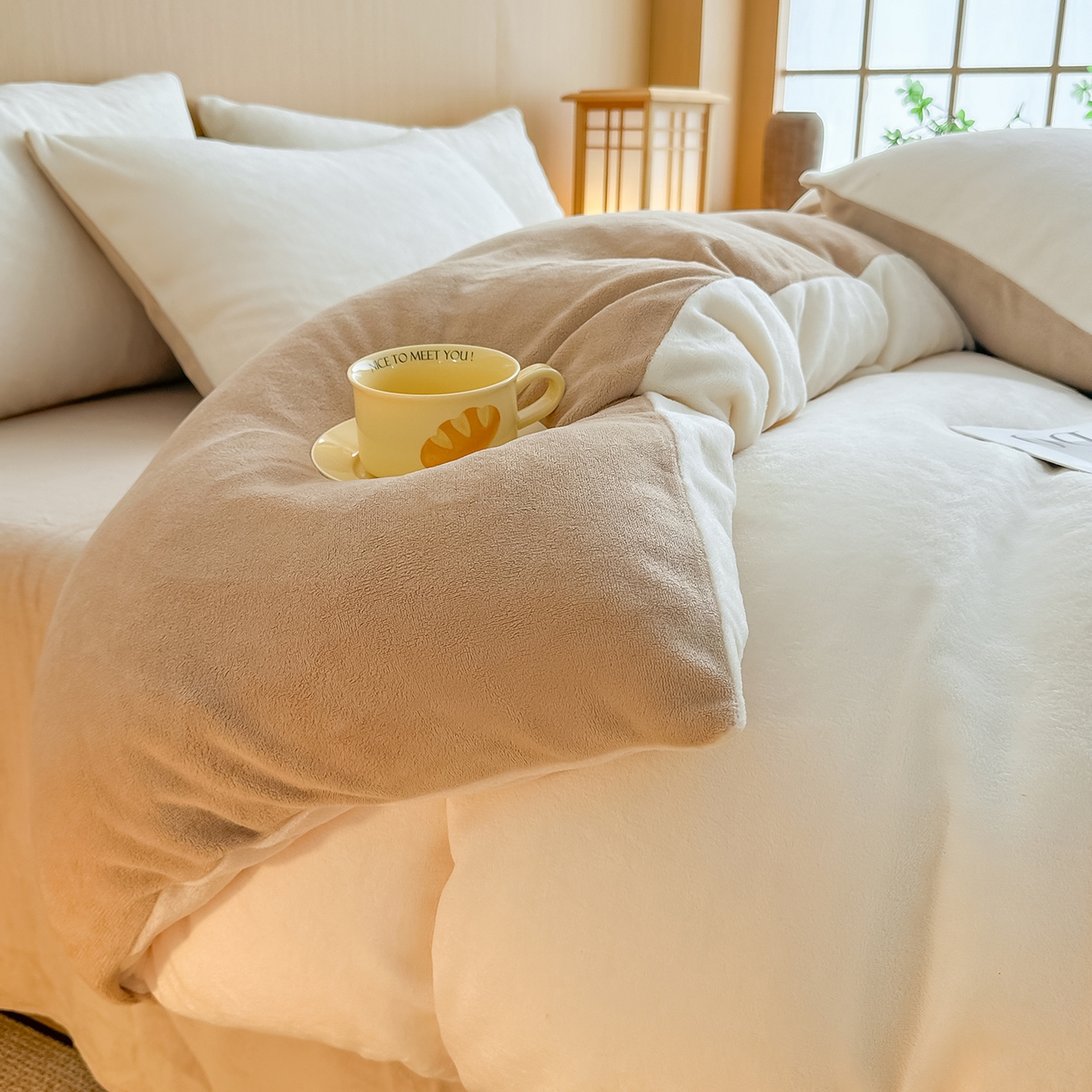 91家纺网 家纺一手货源 找家纺 小懒猪 2025新款220克A类牛奶绒纯色双拼四件套（提供买家秀） 奶白咖