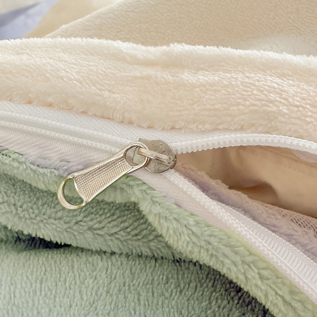 91家纺网 家纺一手货源 找家纺 小懒猪 2025新款220克A类牛奶绒纯色双拼四件套（提供买家秀） 奶白绿