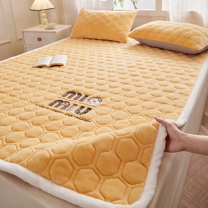 91家纺网 家纺一手货源 找家纺 芙绣家纺 2025秋冬轻奢加厚高克重牛奶绒夹棉刺绣绗缝防滑床垫 萌萌姜黄