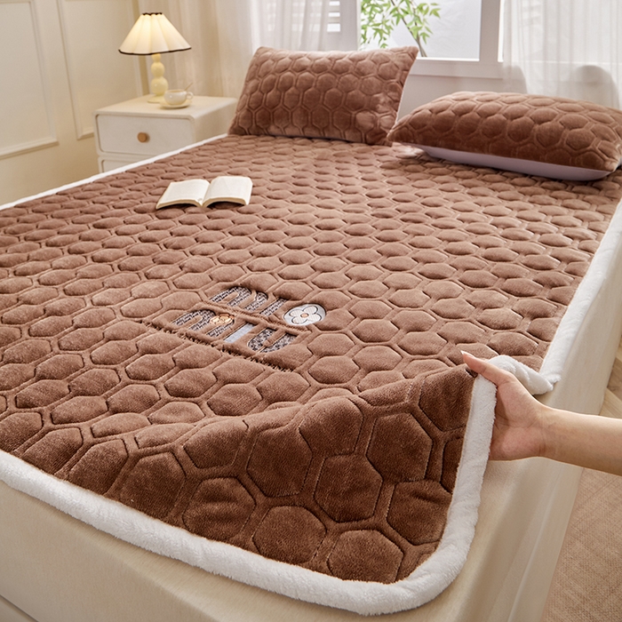 91家纺网 家纺一手货源 找家纺 （总）芙绣家纺 2025秋冬轻奢加厚高克重牛奶绒夹棉刺绣绗缝防滑床垫