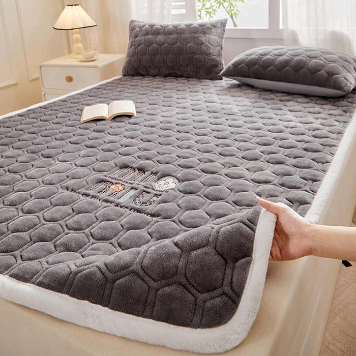 91家纺网 家纺一手货源 找家纺 （总）芙绣家纺 2025秋冬轻奢加厚高克重牛奶绒夹棉刺绣绗缝防滑床垫