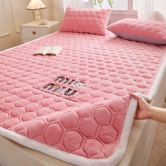 91家纺网 家纺一手货源 找家纺 （总）芙绣家纺 2025秋冬轻奢加厚高克重牛奶绒夹棉刺绣绗缝防滑床垫