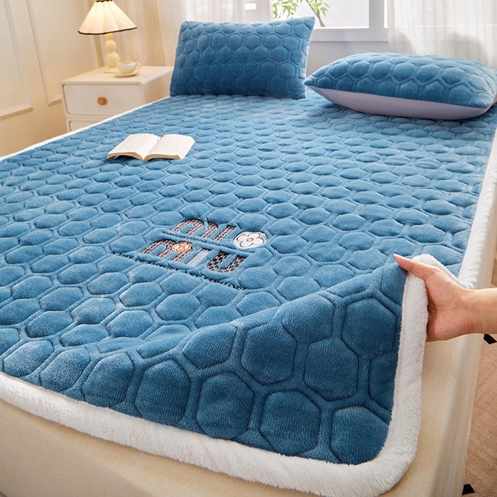 91家纺网 家纺一手货源 找家纺 （总）芙绣家纺 2025秋冬轻奢加厚高克重牛奶绒夹棉刺绣绗缝防滑床垫