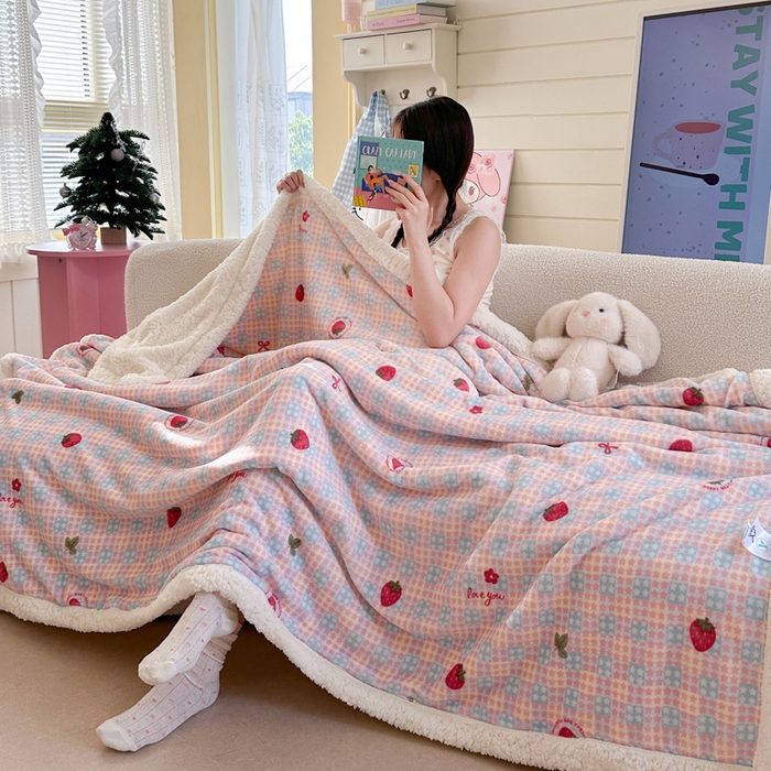 91家纺网 家纺一手货源 找家纺 Mata蔓塔家 2025新款A类秋冬可爱系牛奶绒羊羔绒多功能毛毯奶盖系列 奶盖-草莓奶茶