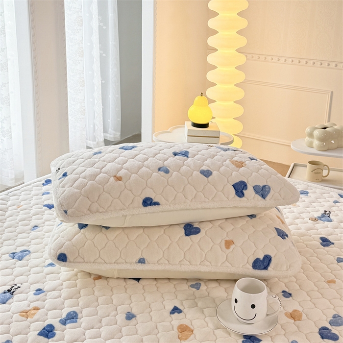91家纺网 家纺一手货源 找家纺 暖芯优选 2025热款外贸跨境电商热销款冬季加厚牛奶绒印花床垫床垫学生单人宿舍上下铺 爱心点点