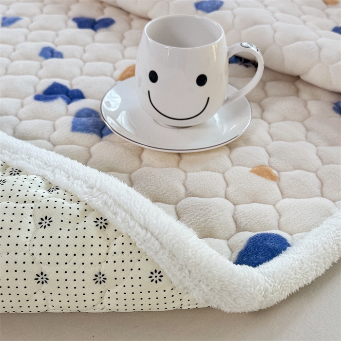 91家纺网 家纺一手货源 找家纺 暖芯优选 2025热款外贸跨境电商热销款冬季加厚牛奶绒印花床垫床垫学生单人宿舍上下铺 爱心点点