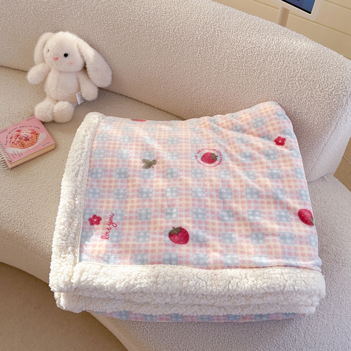 91家纺网 家纺一手货源 找家纺 Mata蔓塔家 2025新款A类秋冬可爱系牛奶绒羊羔绒多功能毛毯奶盖系列 奶盖-草莓奶茶