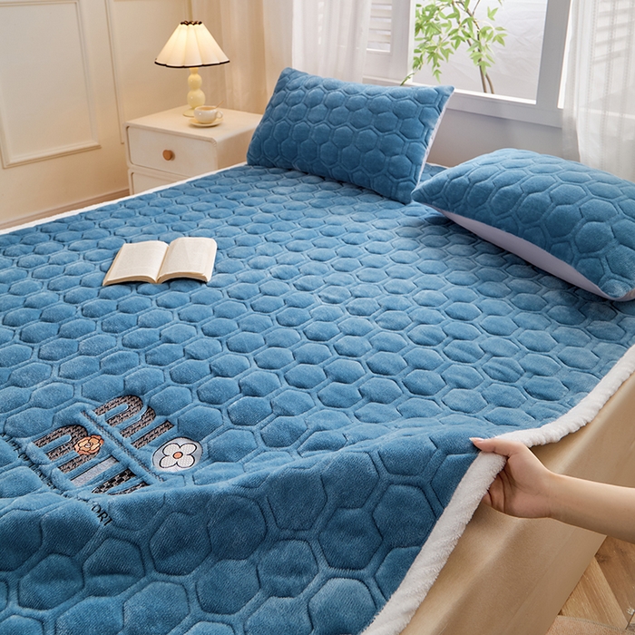 91家纺网 家纺一手货源 找家纺 （总）芙绣家纺 2025秋冬轻奢加厚高克重牛奶绒夹棉刺绣绗缝防滑床垫