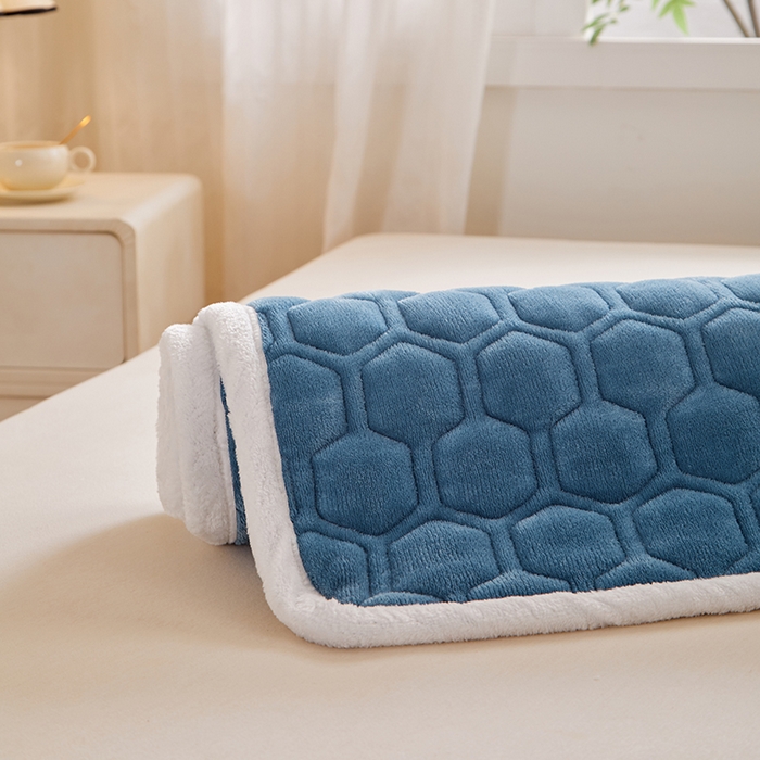 91家纺网 家纺一手货源 找家纺 （总）芙绣家纺 2025秋冬轻奢加厚高克重牛奶绒夹棉刺绣绗缝防滑床垫