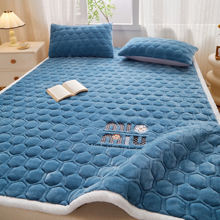 91家纺网 家纺一手货源 找家纺 （总）芙绣家纺 2025秋冬轻奢加厚高克重牛奶绒夹棉刺绣绗缝防滑床垫