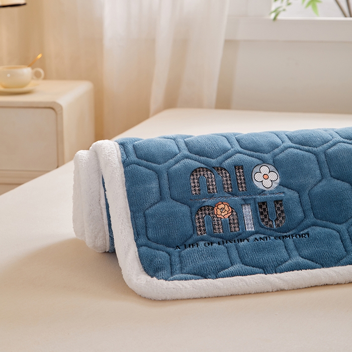 91家纺网 家纺一手货源 找家纺 （总）芙绣家纺 2025秋冬轻奢加厚高克重牛奶绒夹棉刺绣绗缝防滑床垫