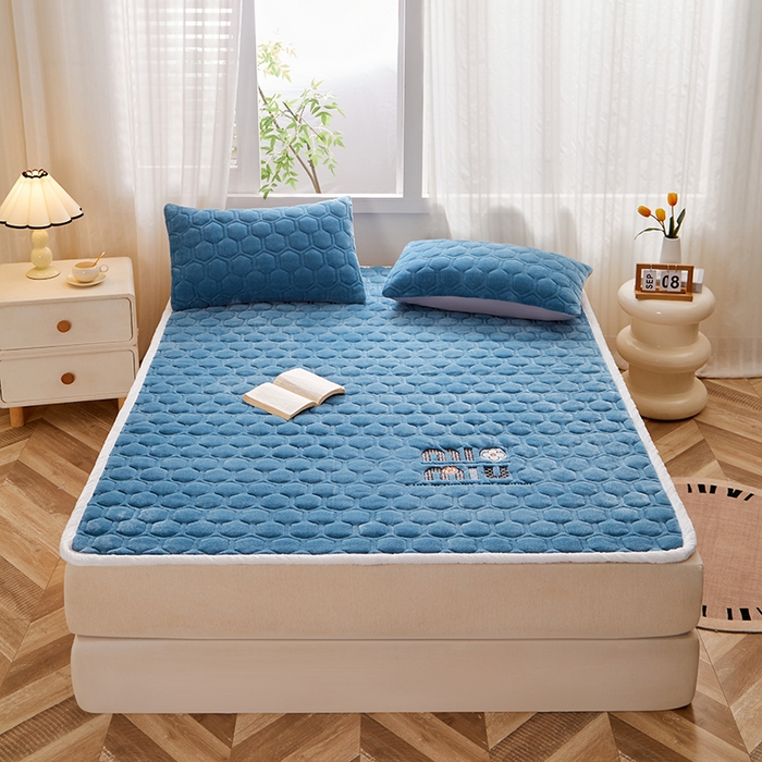 91家纺网 家纺一手货源 找家纺 （总）芙绣家纺 2025秋冬轻奢加厚高克重牛奶绒夹棉刺绣绗缝防滑床垫