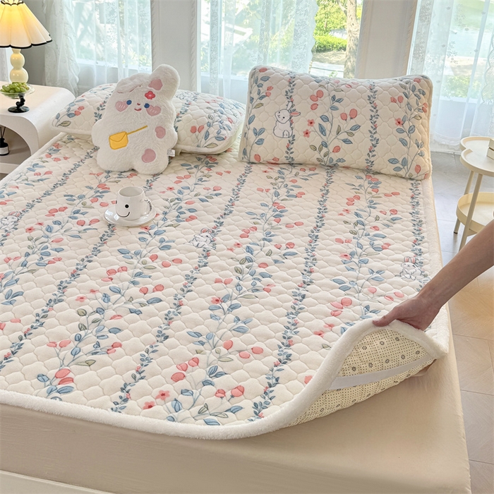 91家纺网 家纺一手货源 找家纺 暖芯优选 2025热款外贸跨境电商热销款冬季加厚牛奶绒印花床垫床垫学生单人宿舍上下铺 花间小兔
