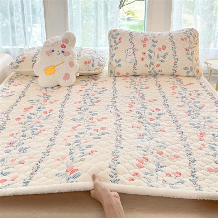91家纺网 家纺一手货源 找家纺 暖芯优选 2025热款外贸跨境电商热销款冬季加厚牛奶绒印花床垫床垫学生单人宿舍上下铺 花间小兔