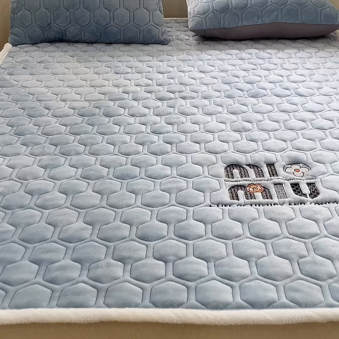 91家纺网 家纺一手货源 找家纺 （总）芙绣家纺 2025秋冬轻奢加厚高克重牛奶绒夹棉刺绣绗缝防滑床垫