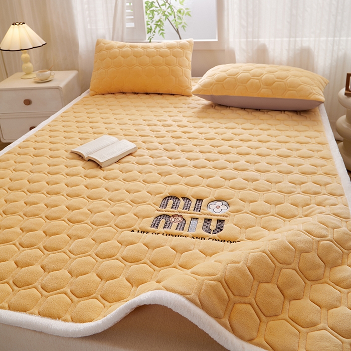 91家纺网 家纺一手货源 找家纺 芙绣家纺 2025秋冬轻奢加厚高克重牛奶绒夹棉刺绣绗缝防滑床垫 萌萌姜黄