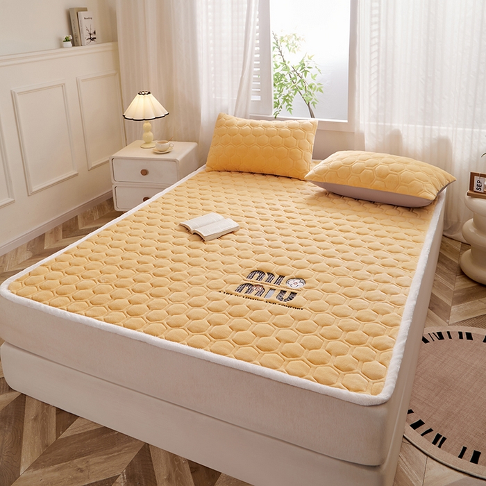 91家纺网 家纺一手货源 找家纺 芙绣家纺 2025秋冬轻奢加厚高克重牛奶绒夹棉刺绣绗缝防滑床垫 萌萌姜黄