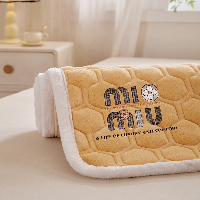 91家纺网 家纺一手货源 找家纺 芙绣家纺 2025秋冬轻奢加厚高克重牛奶绒夹棉刺绣绗缝防滑床垫 萌萌姜黄