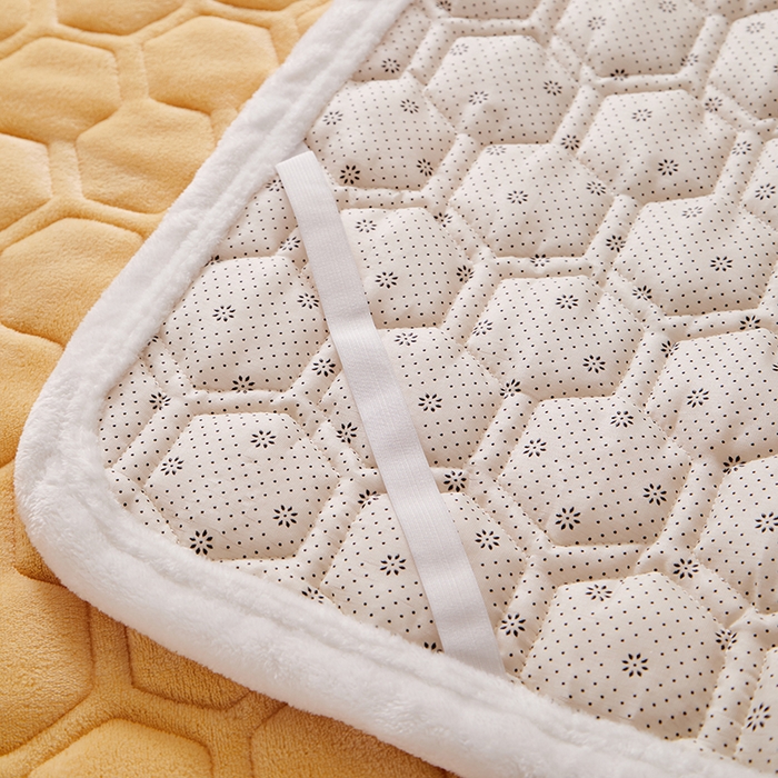 91家纺网 家纺一手货源 找家纺 芙绣家纺 2025秋冬轻奢加厚高克重牛奶绒夹棉刺绣绗缝防滑床垫 萌萌姜黄