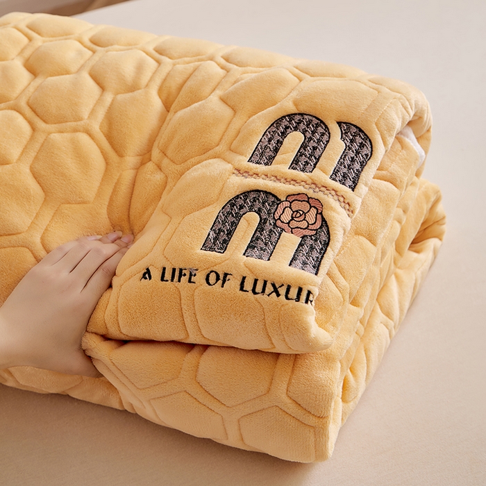 91家纺网 家纺一手货源 找家纺 芙绣家纺 2025秋冬轻奢加厚高克重牛奶绒夹棉刺绣绗缝防滑床垫 萌萌姜黄