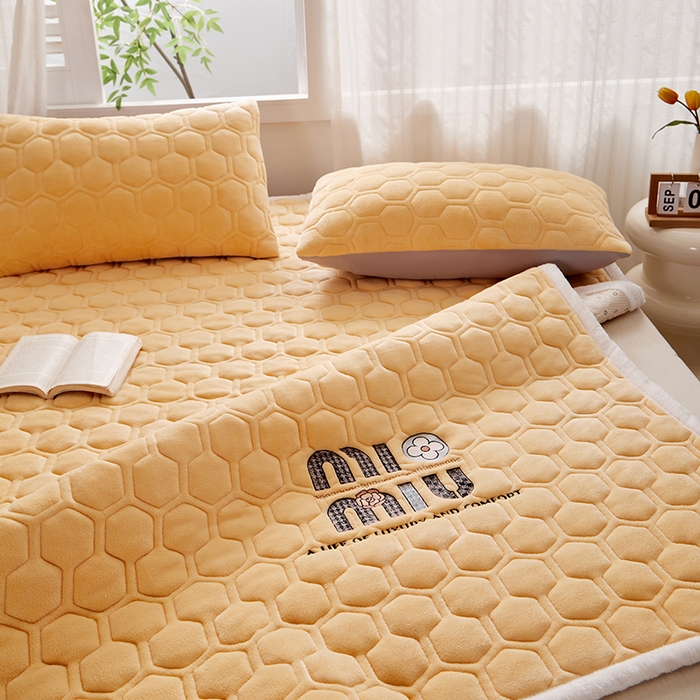91家纺网 家纺一手货源 找家纺 芙绣家纺 2025秋冬轻奢加厚高克重牛奶绒夹棉刺绣绗缝防滑床垫 萌萌姜黄