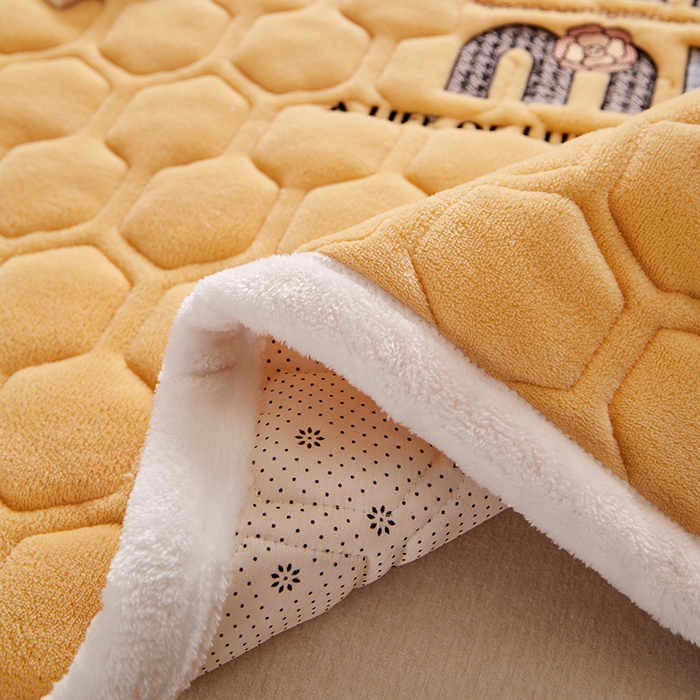 91家纺网 家纺一手货源 找家纺 芙绣家纺 2025秋冬轻奢加厚高克重牛奶绒夹棉刺绣绗缝防滑床垫 萌萌姜黄