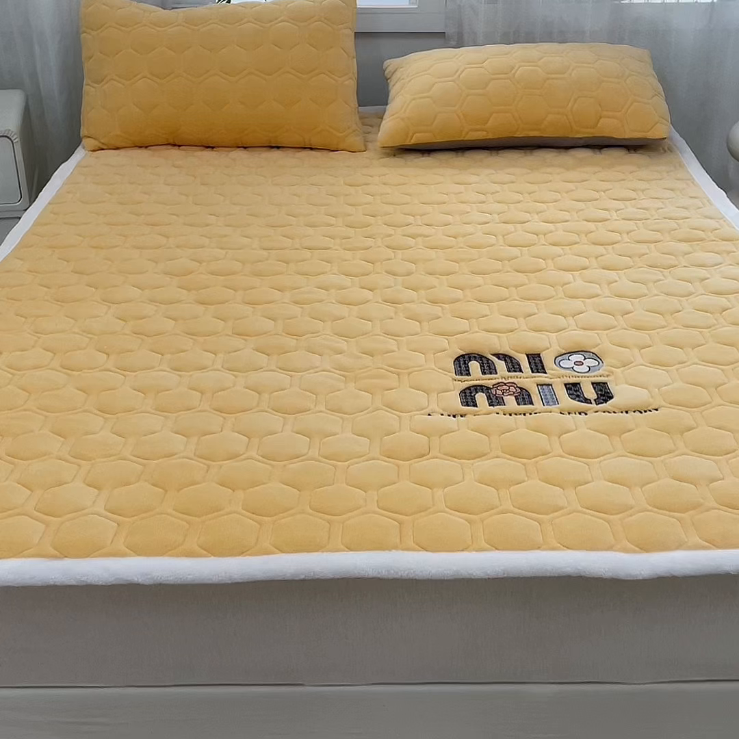 91家纺网 家纺一手货源 找家纺 芙绣家纺 2025秋冬轻奢加厚高克重牛奶绒夹棉刺绣绗缝防滑床垫 萌萌姜黄