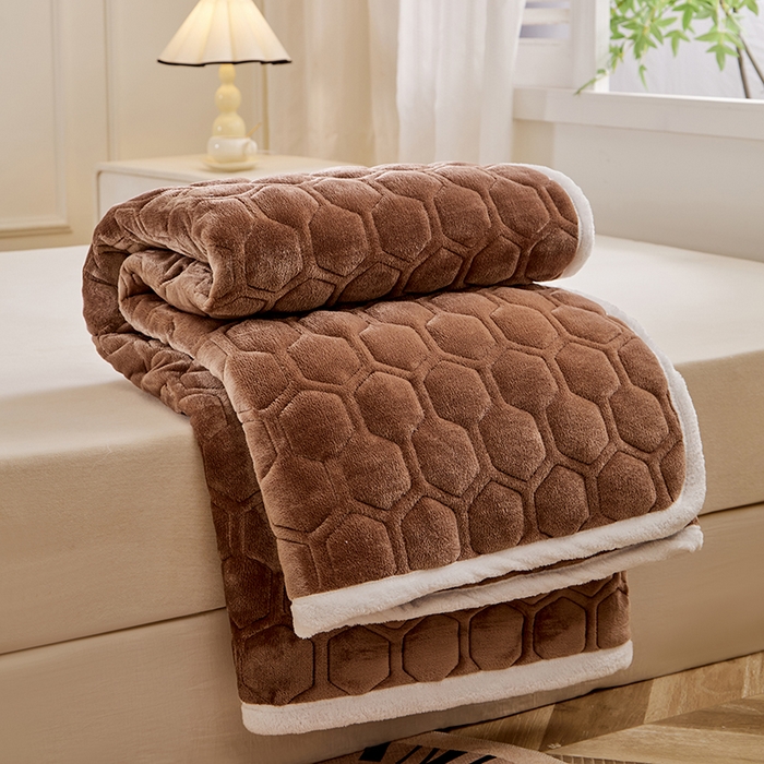 91家纺网 家纺一手货源 找家纺 芙绣家纺 2025秋冬轻奢加厚高克重牛奶绒夹棉刺绣绗缝防滑床垫 萌萌咖啡