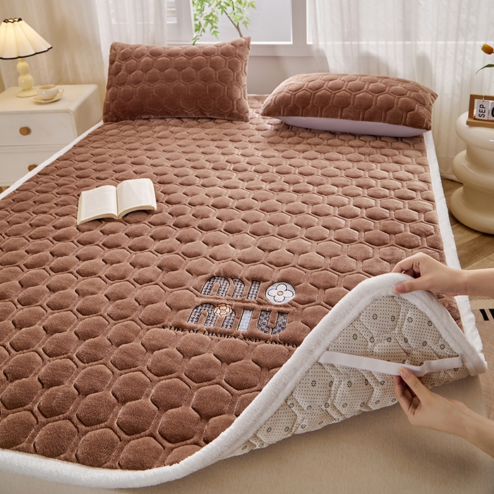 91家纺网 家纺一手货源 找家纺 芙绣家纺 2025秋冬轻奢加厚高克重牛奶绒夹棉刺绣绗缝防滑床垫 萌萌咖啡