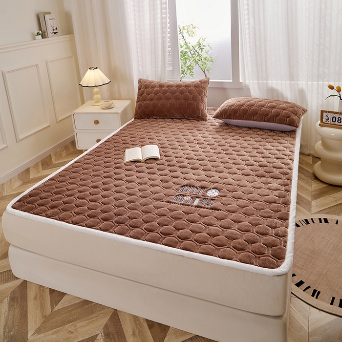 91家纺网 家纺一手货源 找家纺 芙绣家纺 2025秋冬轻奢加厚高克重牛奶绒夹棉刺绣绗缝防滑床垫 萌萌咖啡