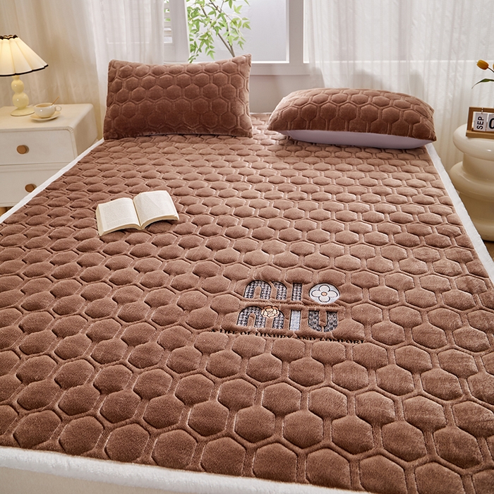 91家纺网 家纺一手货源 找家纺 芙绣家纺 2025秋冬轻奢加厚高克重牛奶绒夹棉刺绣绗缝防滑床垫 萌萌咖啡