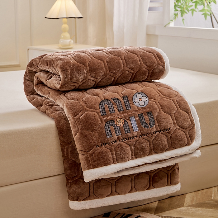 91家纺网 家纺一手货源 找家纺 芙绣家纺 2025秋冬轻奢加厚高克重牛奶绒夹棉刺绣绗缝防滑床垫 萌萌咖啡