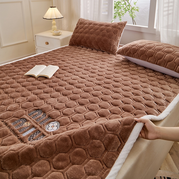 91家纺网 家纺一手货源 找家纺 芙绣家纺 2025秋冬轻奢加厚高克重牛奶绒夹棉刺绣绗缝防滑床垫 萌萌咖啡