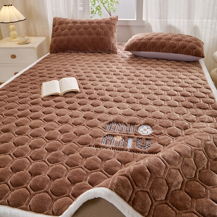 91家纺网 家纺一手货源 找家纺 芙绣家纺 2025秋冬轻奢加厚高克重牛奶绒夹棉刺绣绗缝防滑床垫 萌萌咖啡