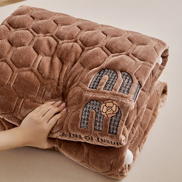 91家纺网 家纺一手货源 找家纺 芙绣家纺 2025秋冬轻奢加厚高克重牛奶绒夹棉刺绣绗缝防滑床垫 萌萌咖啡