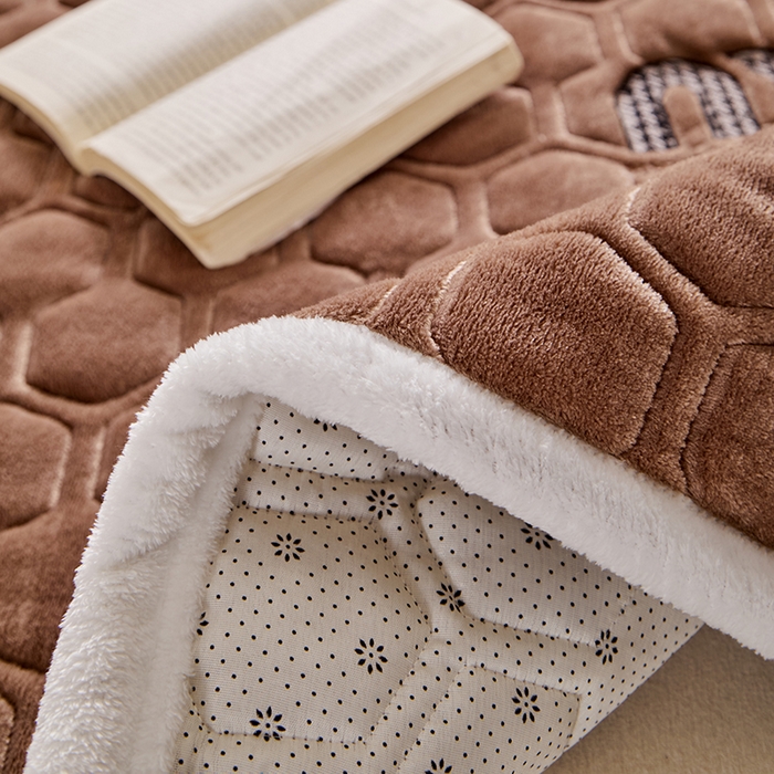 91家纺网 家纺一手货源 找家纺 芙绣家纺 2025秋冬轻奢加厚高克重牛奶绒夹棉刺绣绗缝防滑床垫 萌萌咖啡