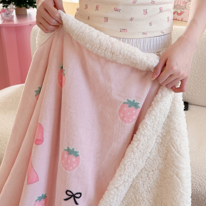 91家纺网 家纺一手货源 找家纺 Mata蔓塔家 2025新款A类秋冬可爱系牛奶绒羊羔绒多功能毛毯奶盖系列 奶盖-草莓园