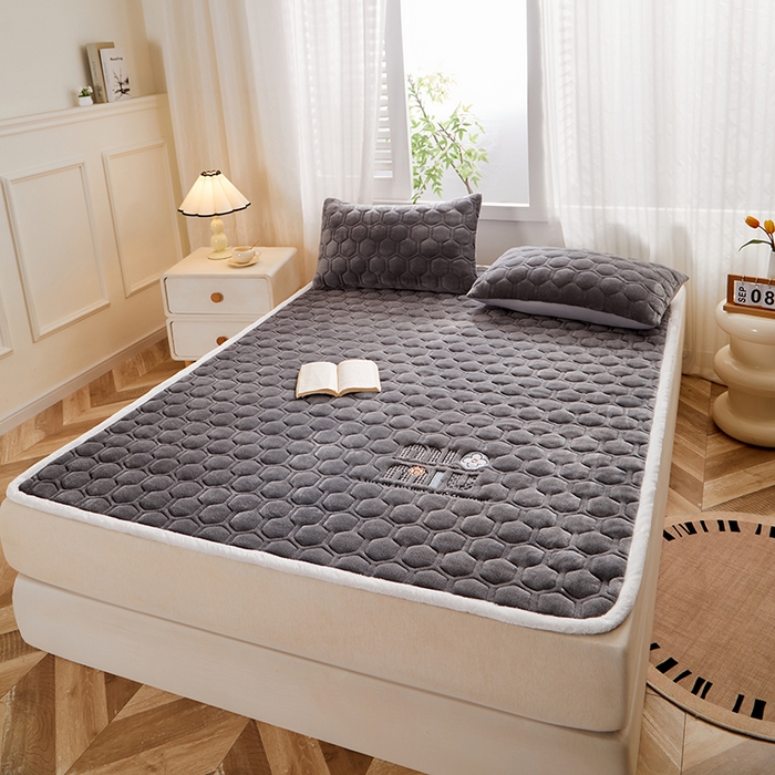 91家纺网 家纺一手货源 找家纺 芙绣家纺 2025秋冬轻奢加厚高克重牛奶绒夹棉刺绣绗缝防滑床垫 萌萌青黑