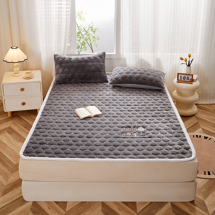 91家纺网 家纺一手货源 找家纺 芙绣家纺 2025秋冬轻奢加厚高克重牛奶绒夹棉刺绣绗缝防滑床垫 萌萌青黑