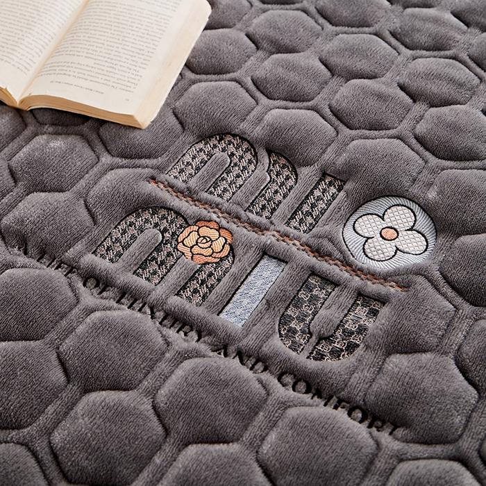 91家纺网 家纺一手货源 找家纺 芙绣家纺 2025秋冬轻奢加厚高克重牛奶绒夹棉刺绣绗缝防滑床垫 萌萌青黑