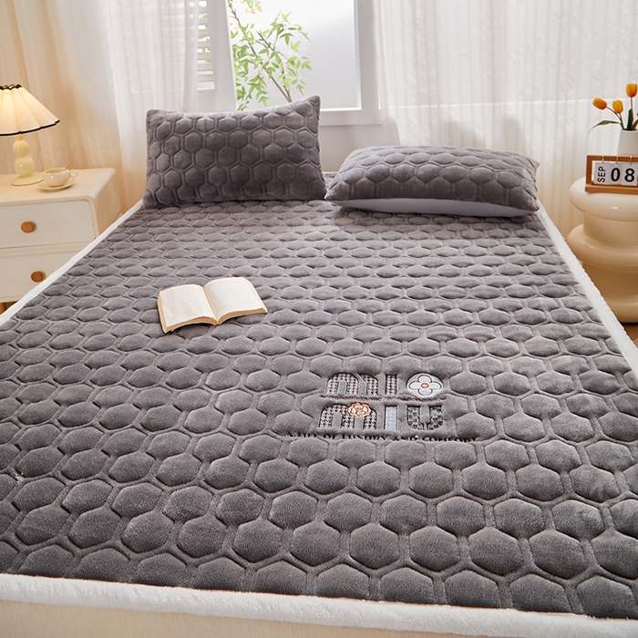 91家纺网 家纺一手货源 找家纺 芙绣家纺 2025秋冬轻奢加厚高克重牛奶绒夹棉刺绣绗缝防滑床垫 萌萌青黑