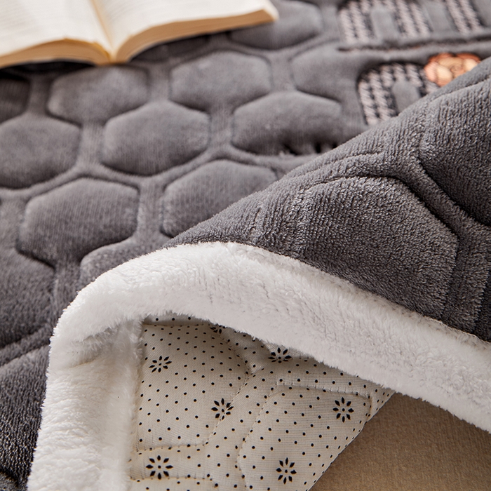 91家纺网 家纺一手货源 找家纺 芙绣家纺 2025秋冬轻奢加厚高克重牛奶绒夹棉刺绣绗缝防滑床垫 萌萌青黑