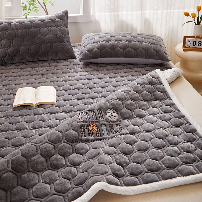 91家纺网 家纺一手货源 找家纺 芙绣家纺 2025秋冬轻奢加厚高克重牛奶绒夹棉刺绣绗缝防滑床垫 萌萌青黑