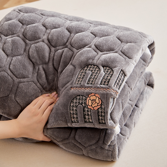 91家纺网 家纺一手货源 找家纺 芙绣家纺 2025秋冬轻奢加厚高克重牛奶绒夹棉刺绣绗缝防滑床垫 萌萌青黑